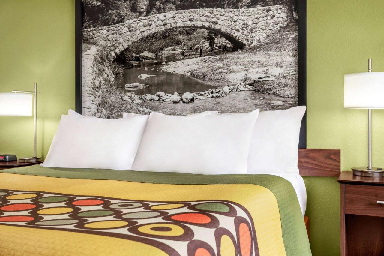 Super 8 By Wyndham Ankeny/Des Moines Area Otel Dış mekan fotoğraf