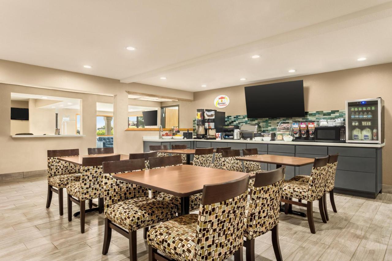 Super 8 By Wyndham Ankeny/Des Moines Area Otel Dış mekan fotoğraf