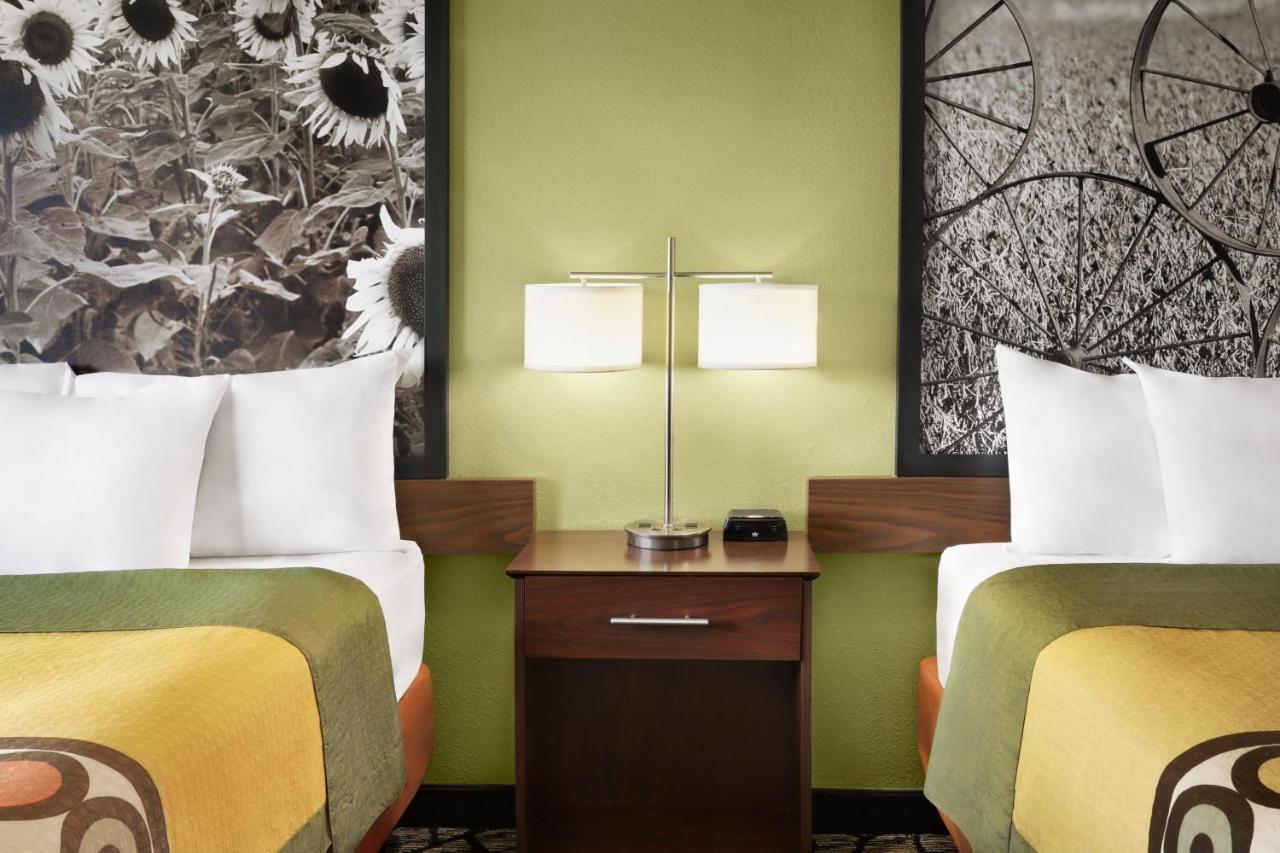 Super 8 By Wyndham Ankeny/Des Moines Area Otel Dış mekan fotoğraf