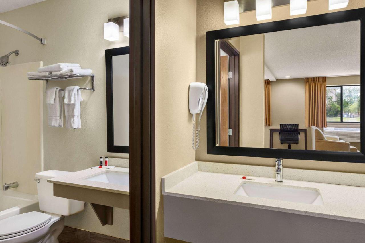 Super 8 By Wyndham Ankeny/Des Moines Area Otel Dış mekan fotoğraf