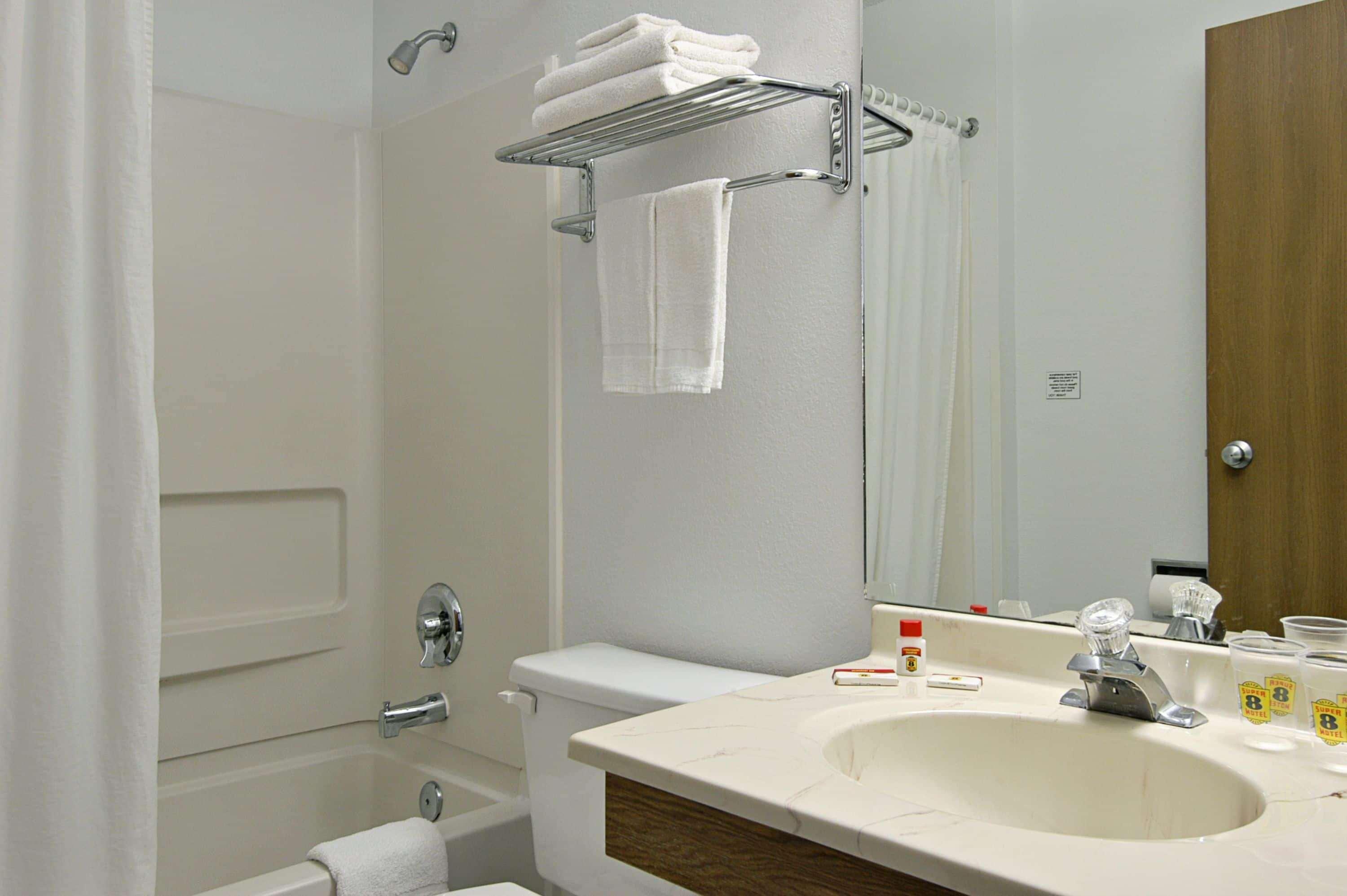 Super 8 By Wyndham Ankeny/Des Moines Area Otel Dış mekan fotoğraf