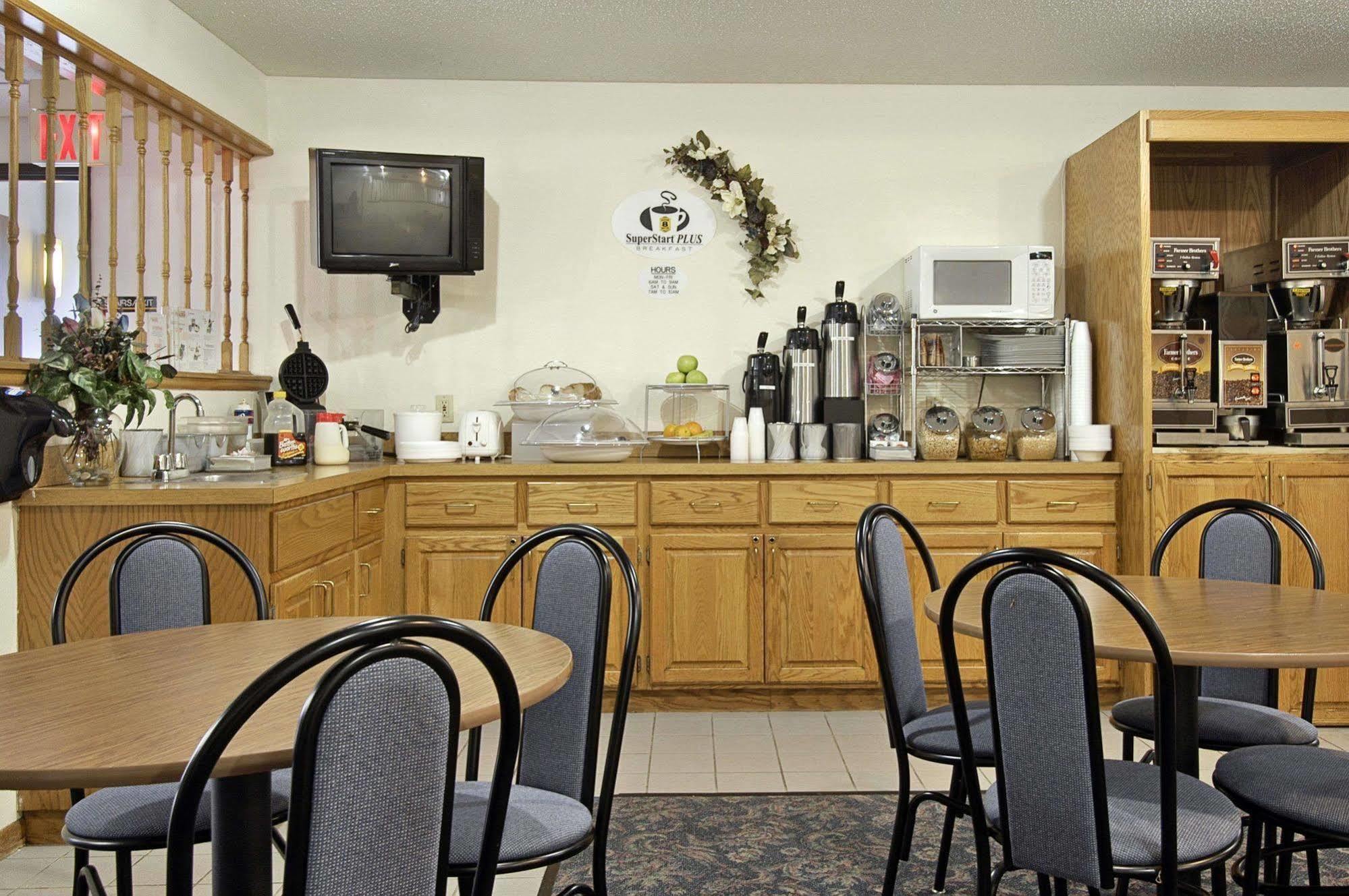 Super 8 By Wyndham Ankeny/Des Moines Area Otel Dış mekan fotoğraf